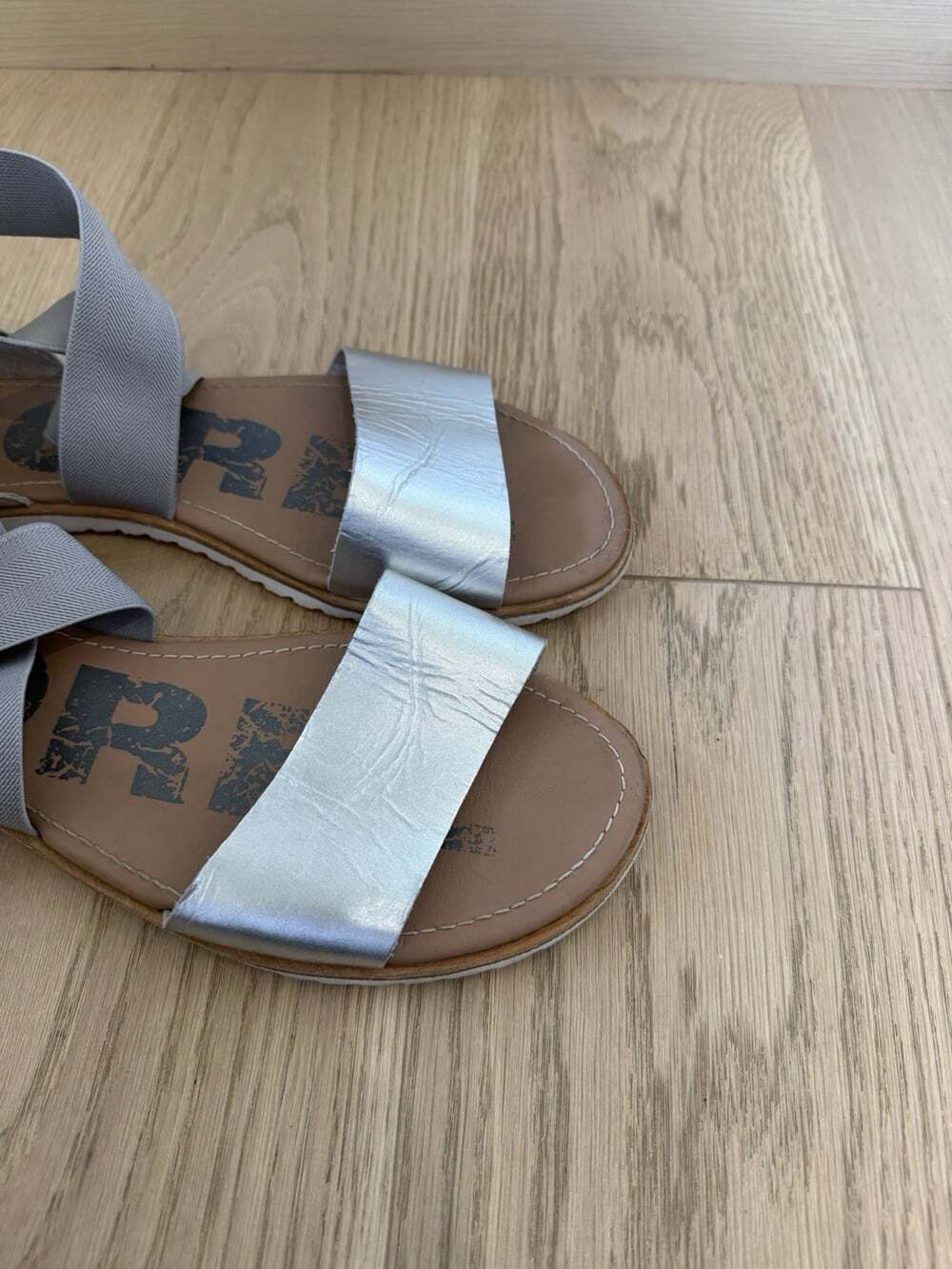 Sorel Ella Sandals Women's 10 Silver Gray Leather Cross Ankle Strap Strappy Flat - Picture 2 of 4